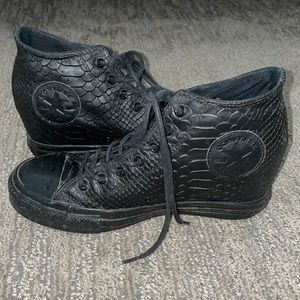 Converse sneakers. Size 8 in black sneak print